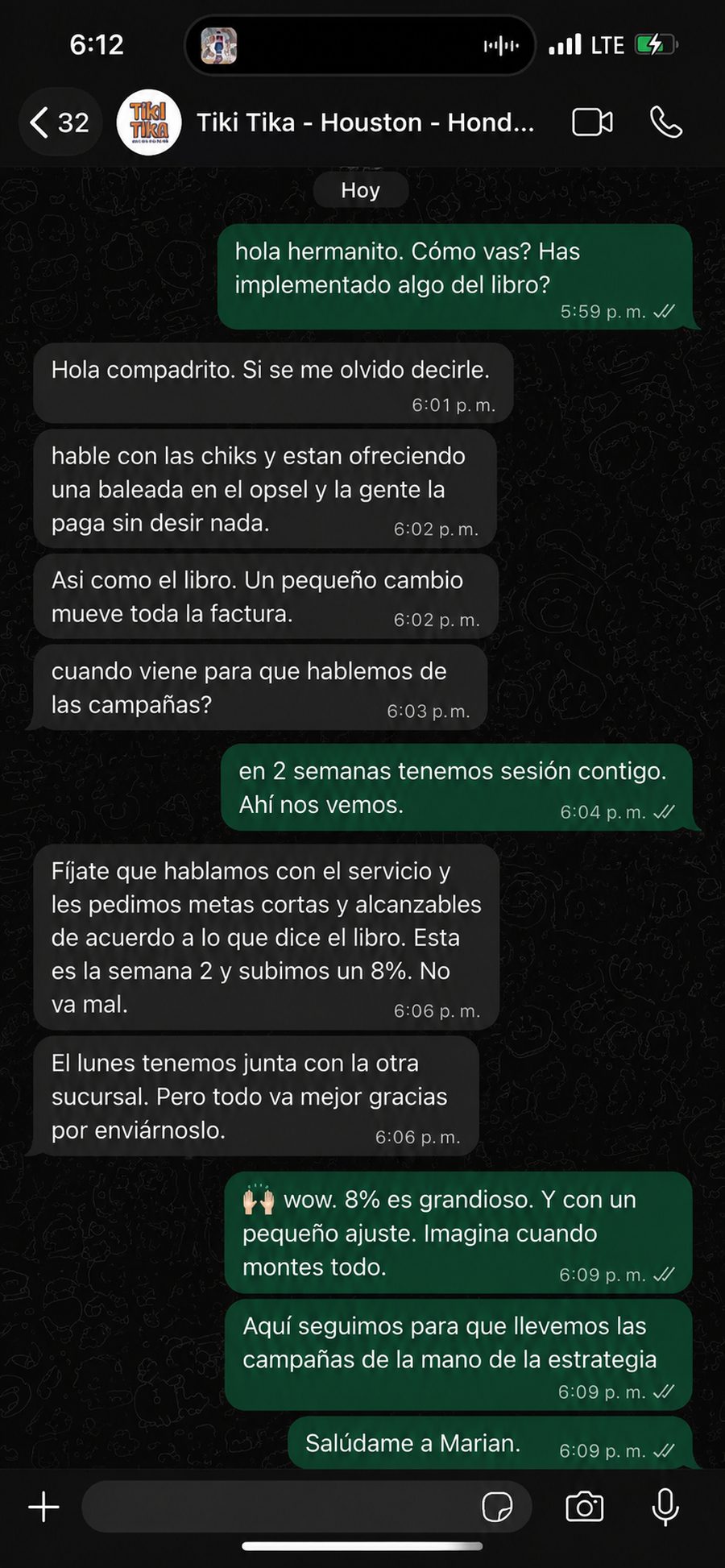 Conversación de WhatsApp con Tiki Tika (comida hondureña, Houston): pusieron una baleada como upsell y la gente la paga sin decir nada.